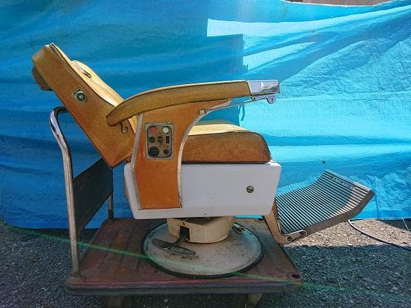 タカラベルモント 理容用椅子 100V 美容室　引取り限定です。