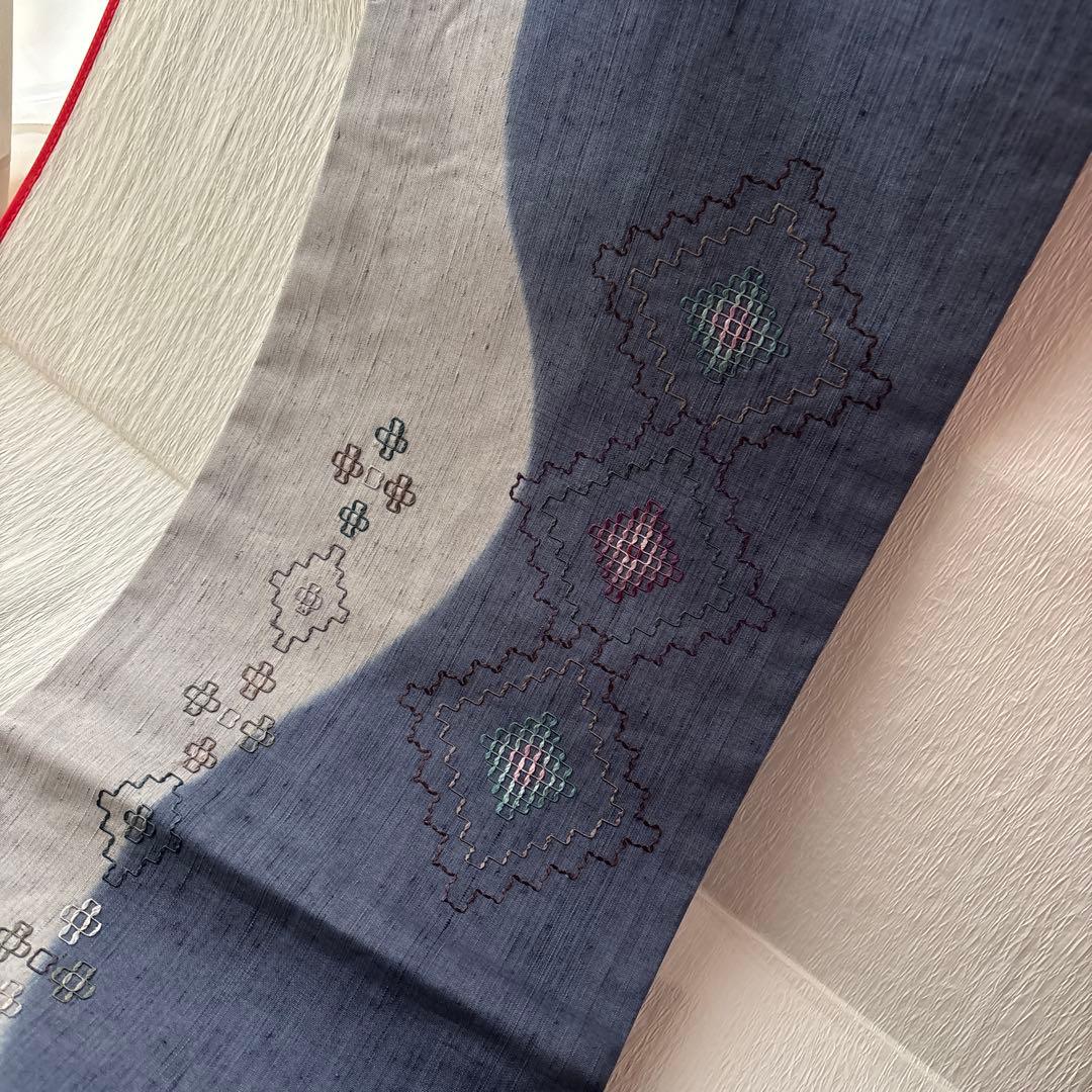 紬地のグレーとネイビーの刺繍袋帯