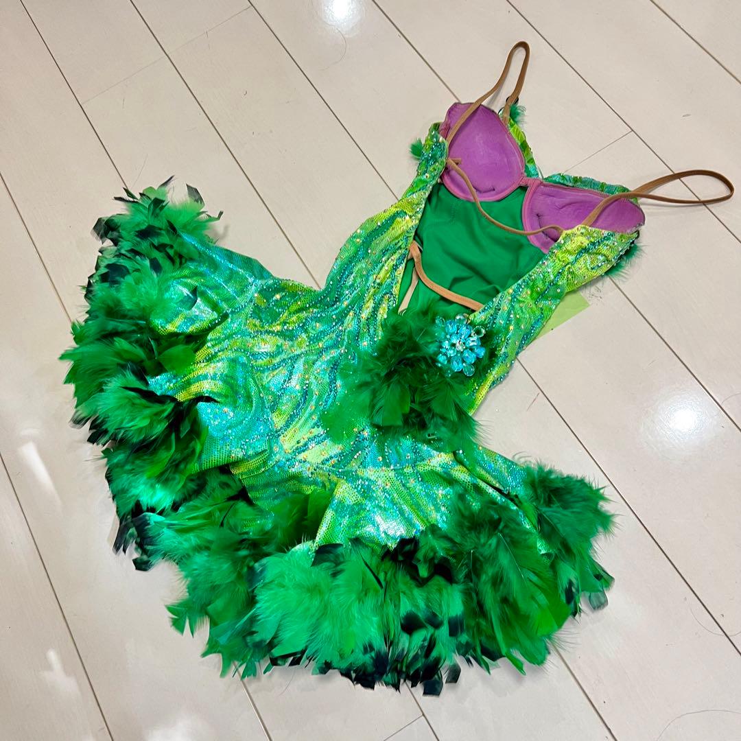 可愛い羽根が華やかな社交ダンスラテンドレス