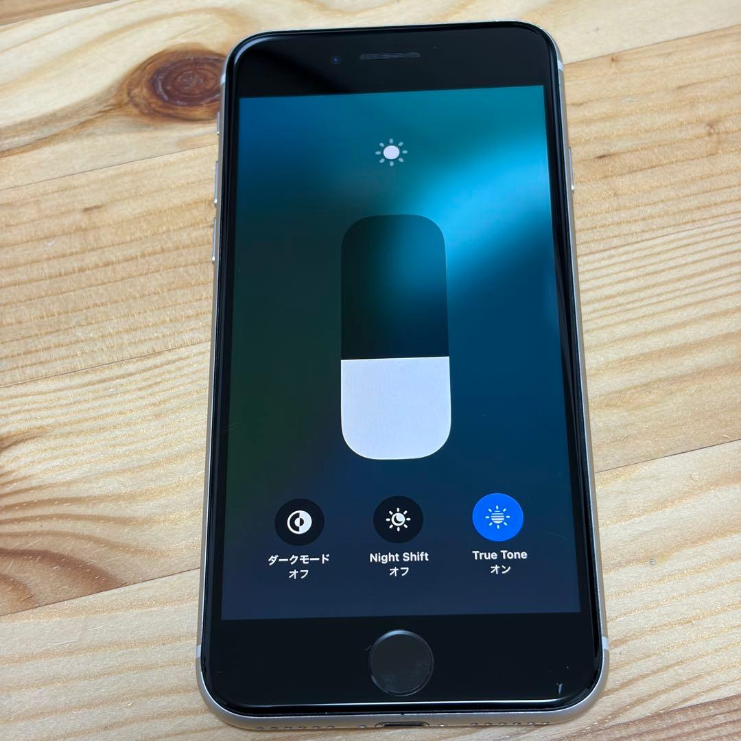 R*o様 バッテリー新品　iPhoneSE第3世代64GB SIMフリー　美品