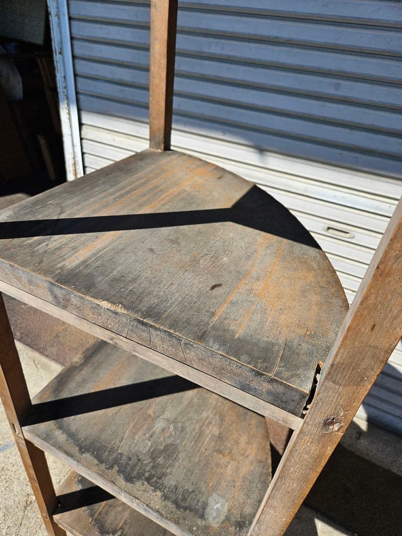 ジャパンアンティーク 古い木の飾り棚 4段 コーナーラック 木製 店舗什器