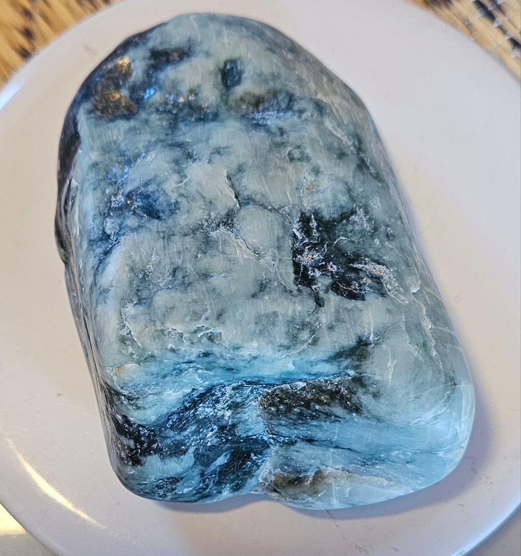 圧倒的パワー‼️青色❔緑❔糸魚川産 翡翠 原石