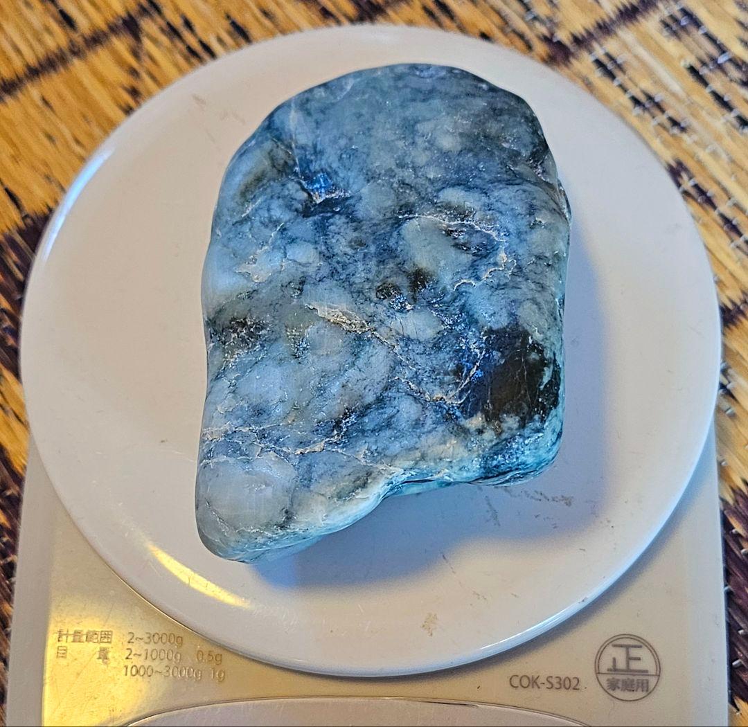 圧倒的パワー‼️青色❔緑❔糸魚川産 翡翠 原石