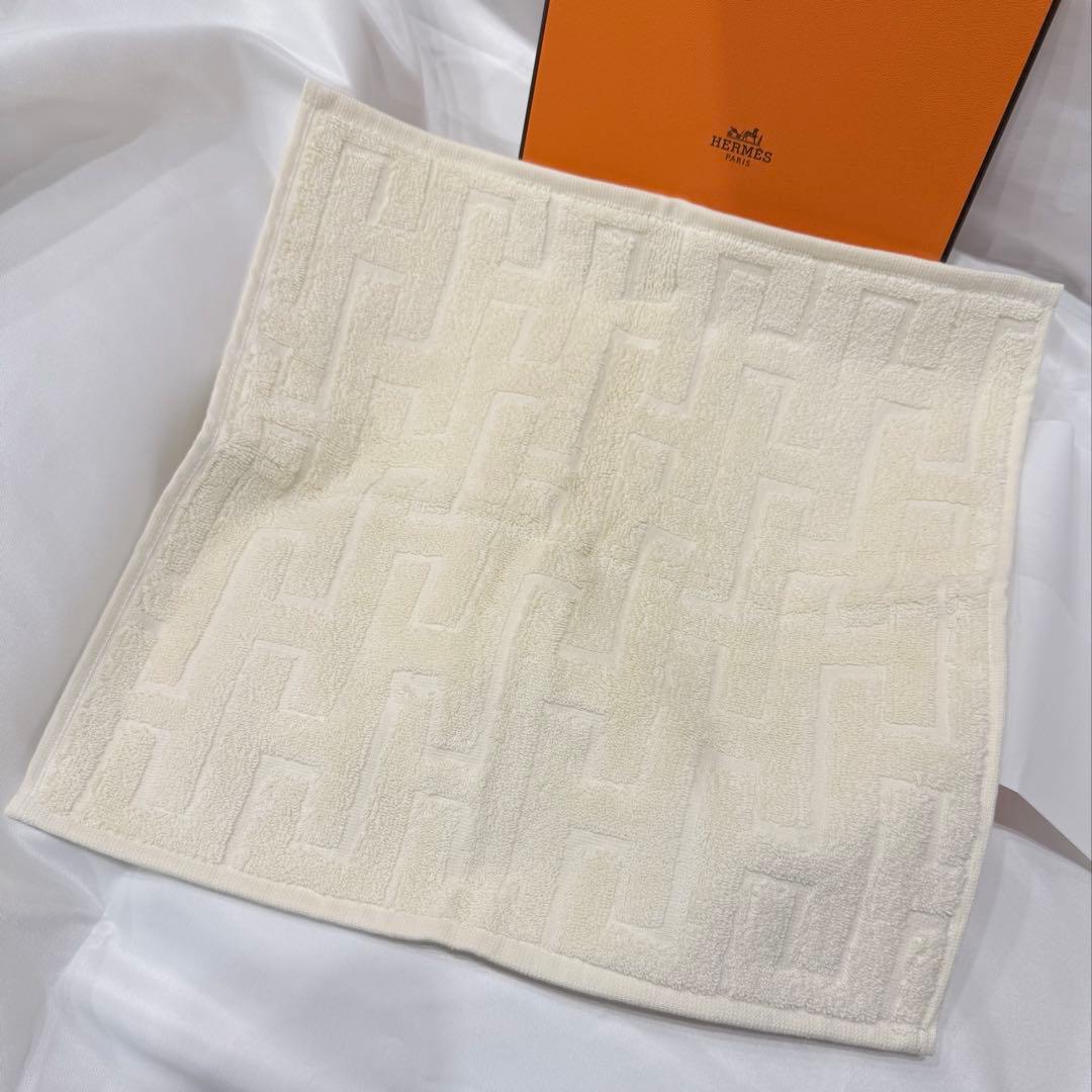 HERMES エルメス　カレ・タオル ステアーズ 新品未使用　アイボリー