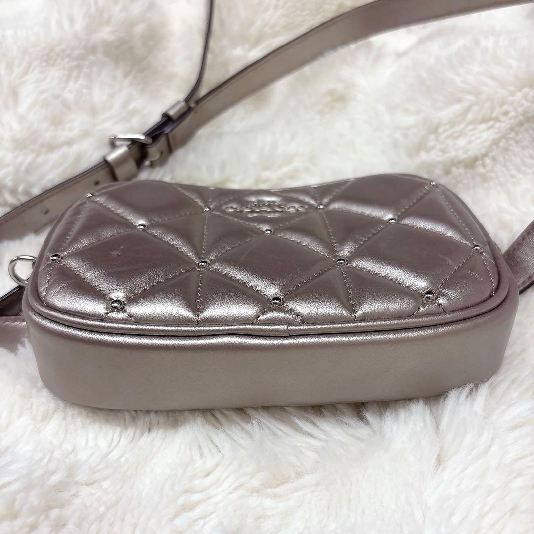 コーチ ウエストバッグ メタリック キルティング スタッズ ボディバッグ