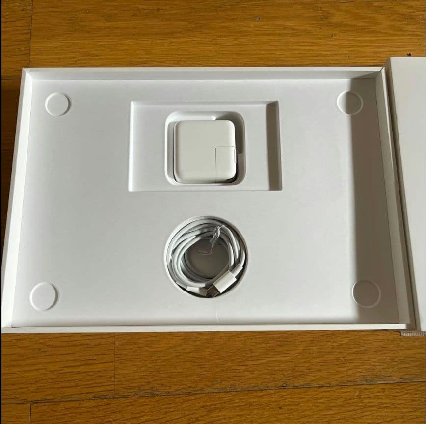 Apple M1チップ搭載13インチMacBook air シルバー 薄型