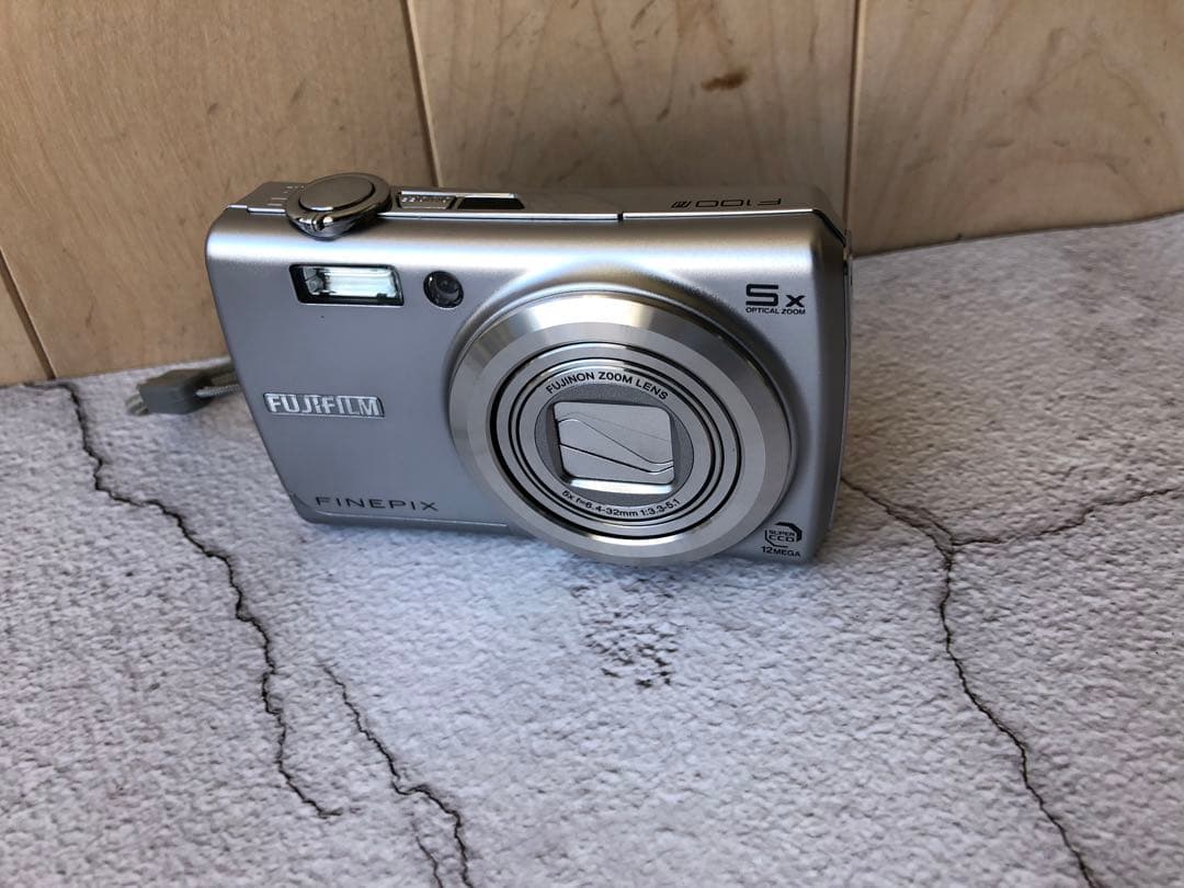 FUJIFILM finepix F100fd デジカメ (D8)