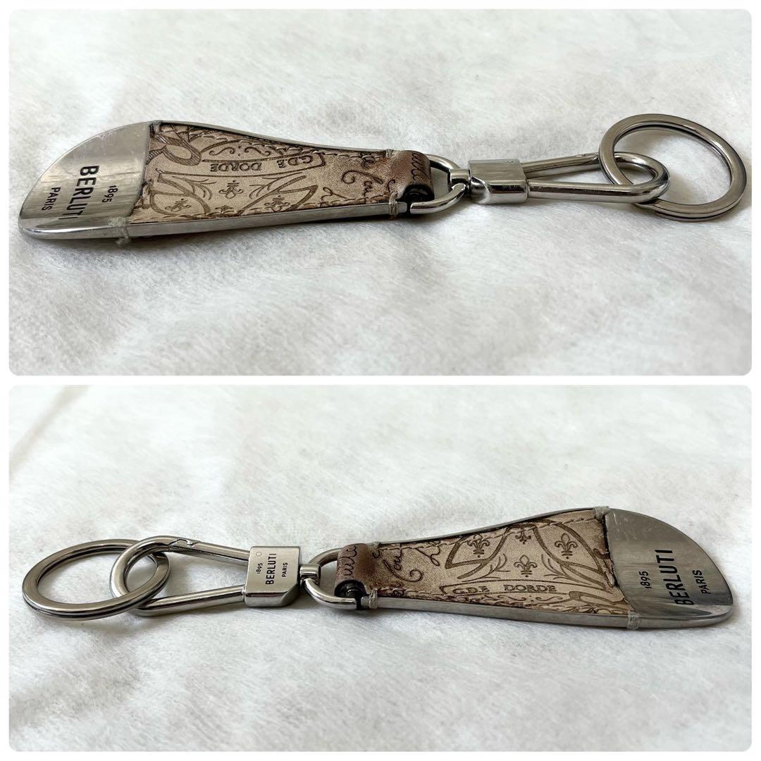 ベルルッティ　シューホーン　キーホルダー　カリグラフィー　レザー　白系　茶色