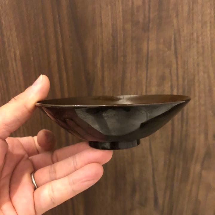蔵から凄いお品物が出てきました。金で絵ががれた渡鳥と蕗の薹の漆塗り、蒔絵の盃