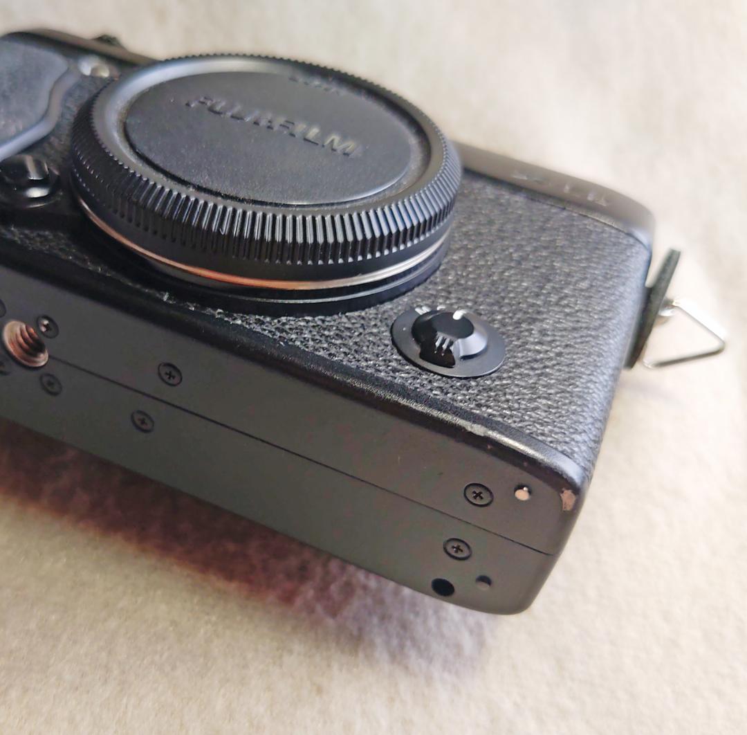 Fujifilm X-E2 ミラーレス本体とバッテリー2個と充電器