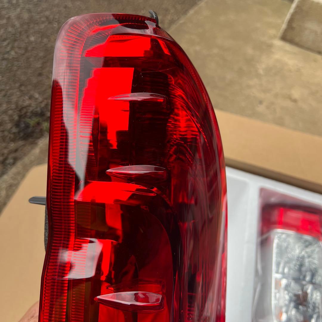 ハイエース8型純正テールランプ新車取り外し