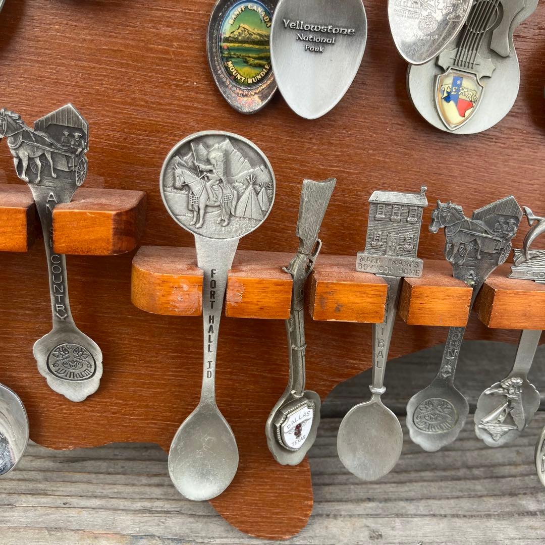 ① ヴィンテージ アメリカ地図型台座付き スーベニアスプーンコレクション 61本