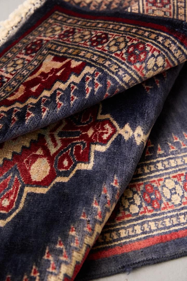 ヴィンテージラグ　トライバルラグ　パキスタン産（125×62cm）紺　赤　黒