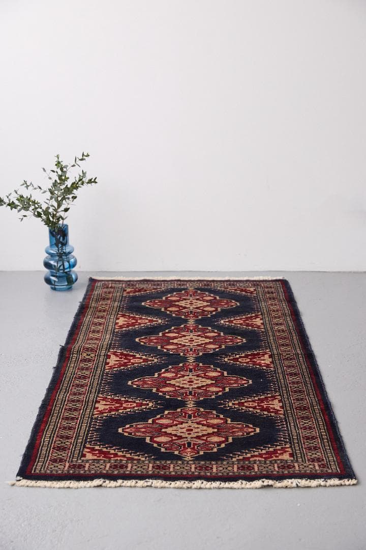 ヴィンテージラグ　トライバルラグ　パキスタン産（125×62cm）紺　赤　黒