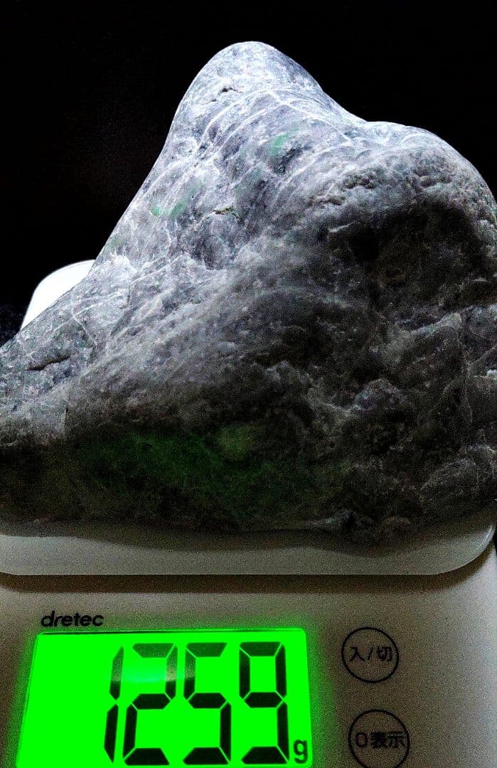 ★翡翠原石★糸魚川硬玉【小滝・川ズレ・底カット】