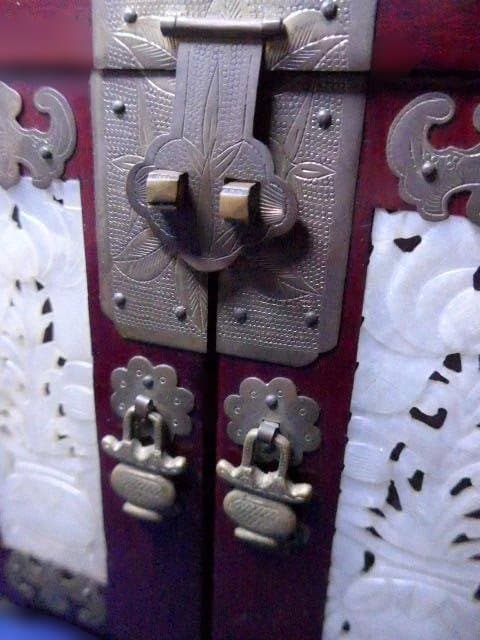 貴重！翡翠が象嵌されたアンティークの中国の姫箱です。作りの良いものです