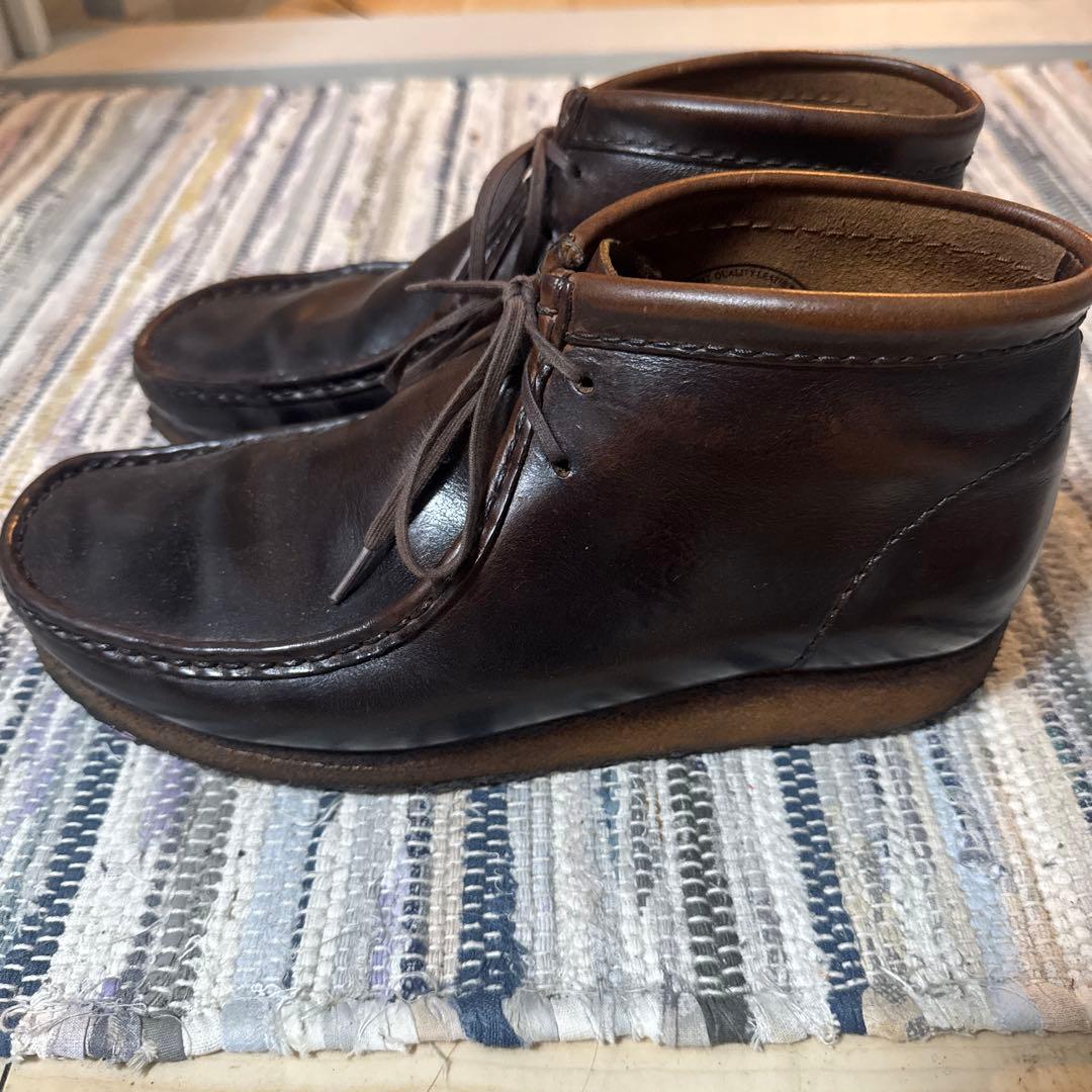 靴 clarks wallabee