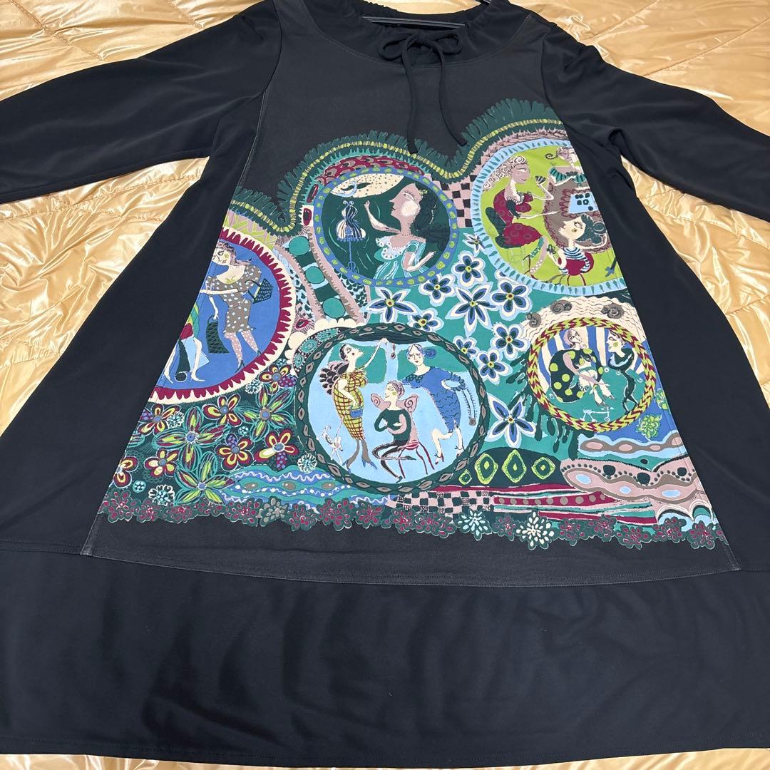 【未使用に近い】✨トクコプルミエヴォル✨黒地に前中央メルヘン柄長袖チュニック！