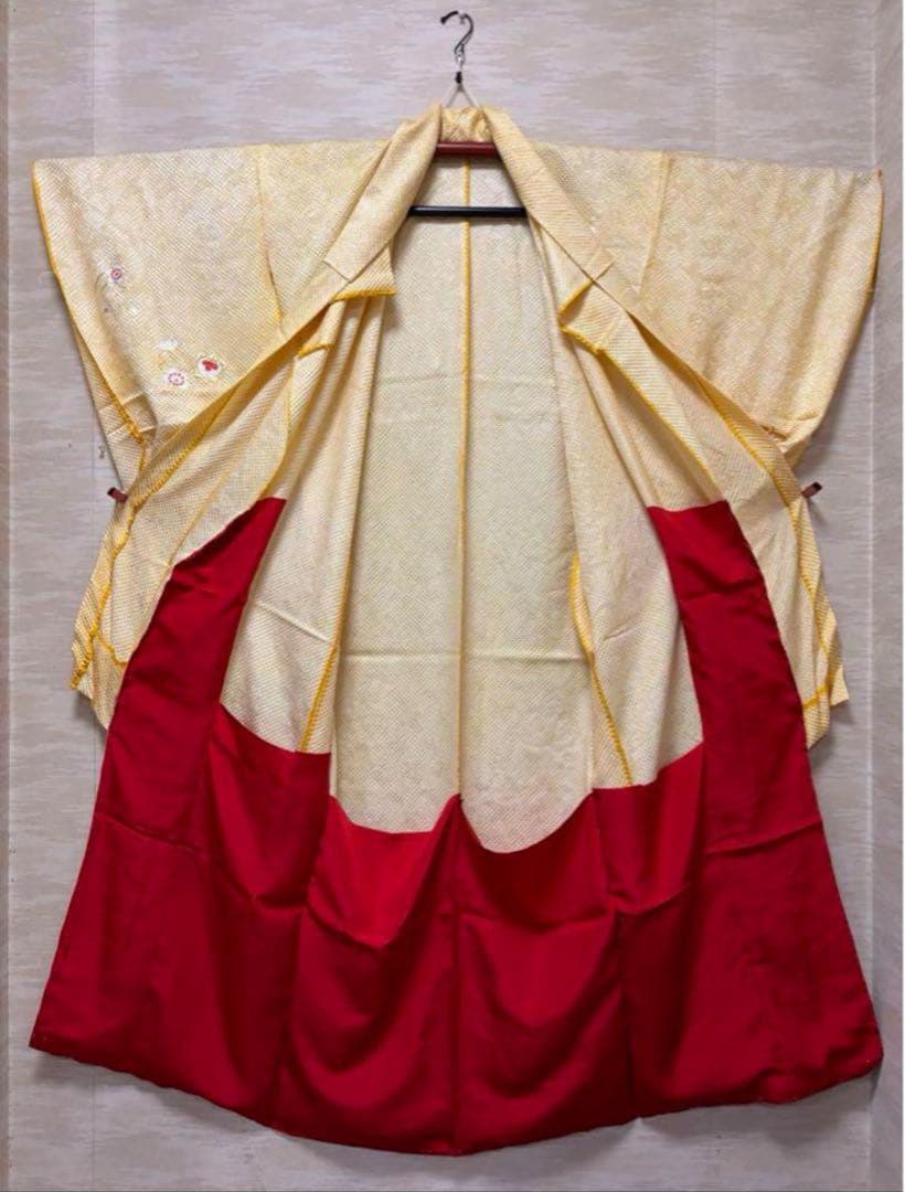 七五三　四ツ身女の子着物　正絹　仮絵羽　艶やか黄色　豪華絞り　刺繍　御所車