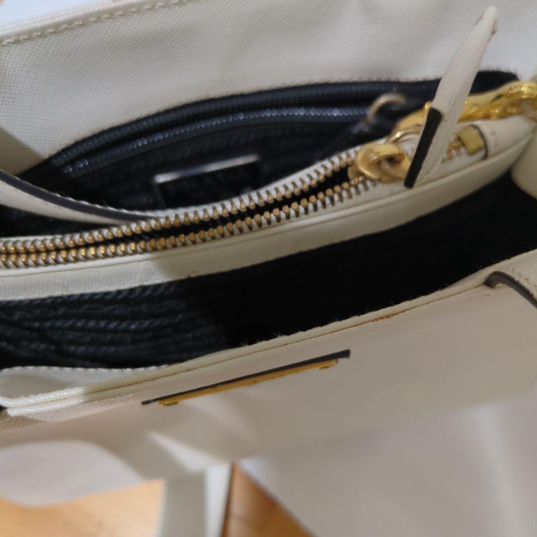 プラダ　ショルダー　本物　美品　正規品　PRADA　サフィアーノ　アイボリー