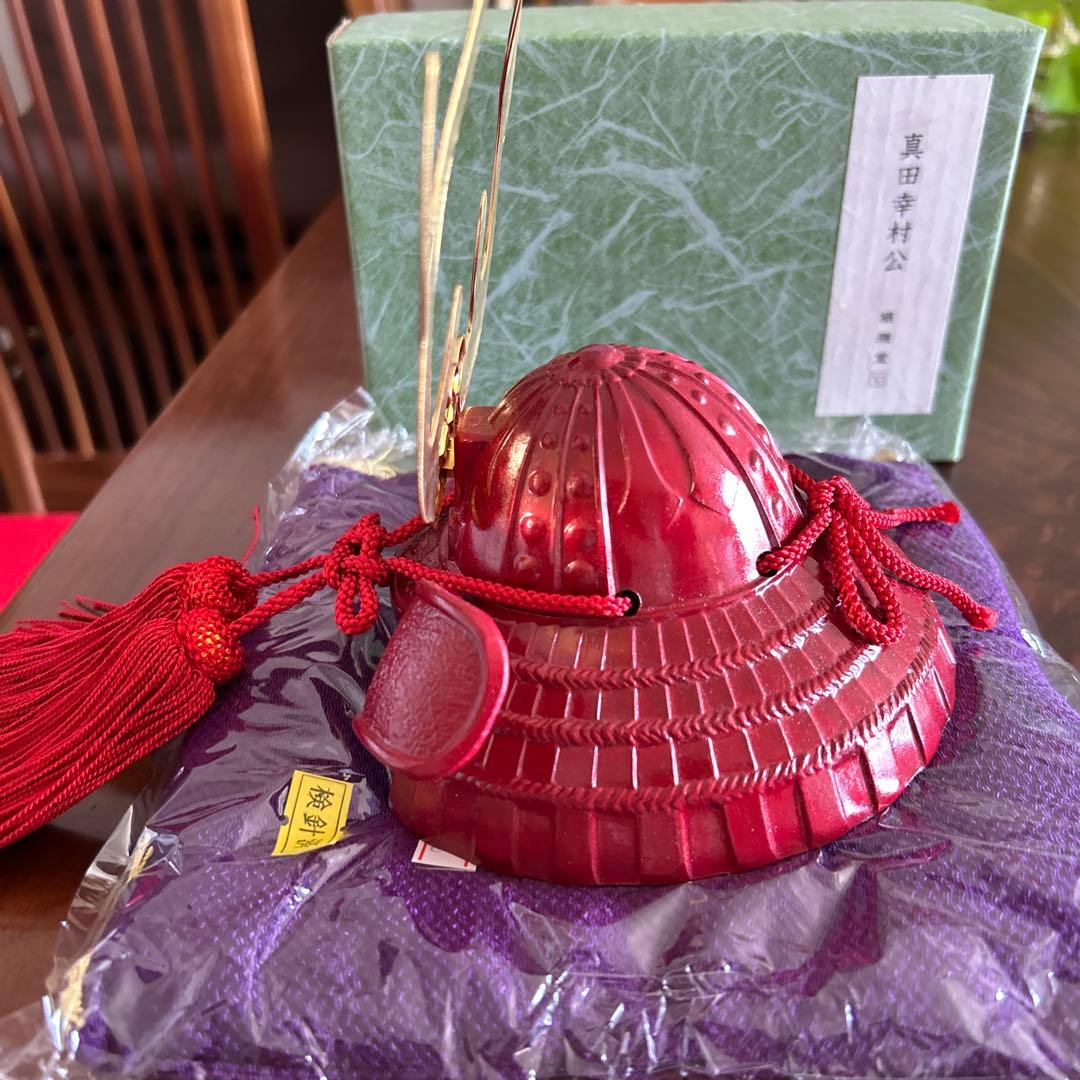 赤い兜の五月人形