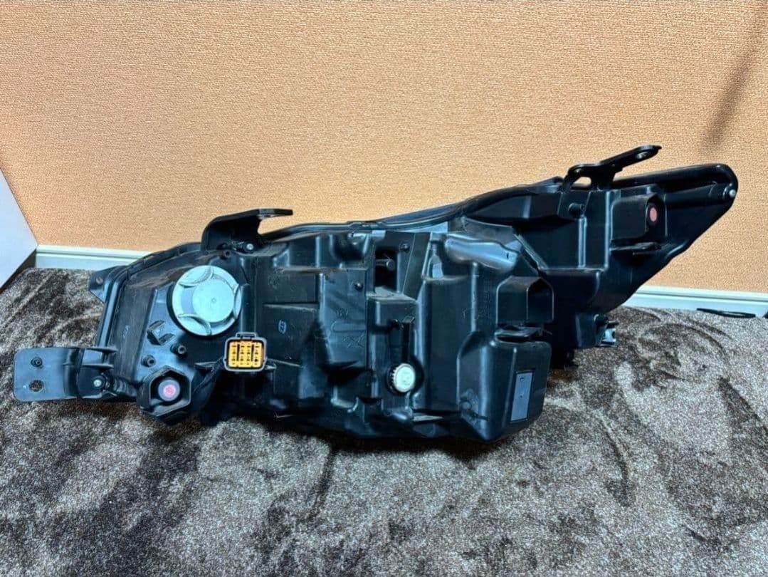 美品 レヴォーグ VN5 純正 ヘッドライト 右LED