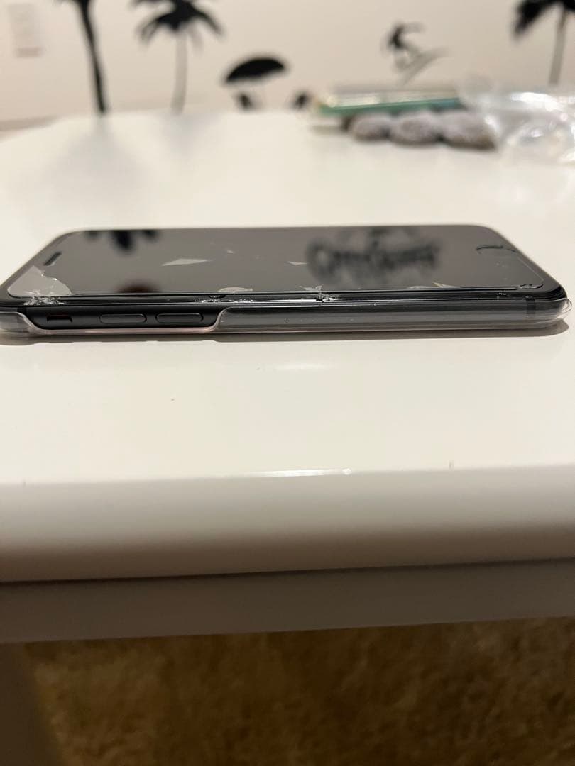 ★送料無料★iPhone8★SIMフリー 64ＧＢブラック　画面割れ