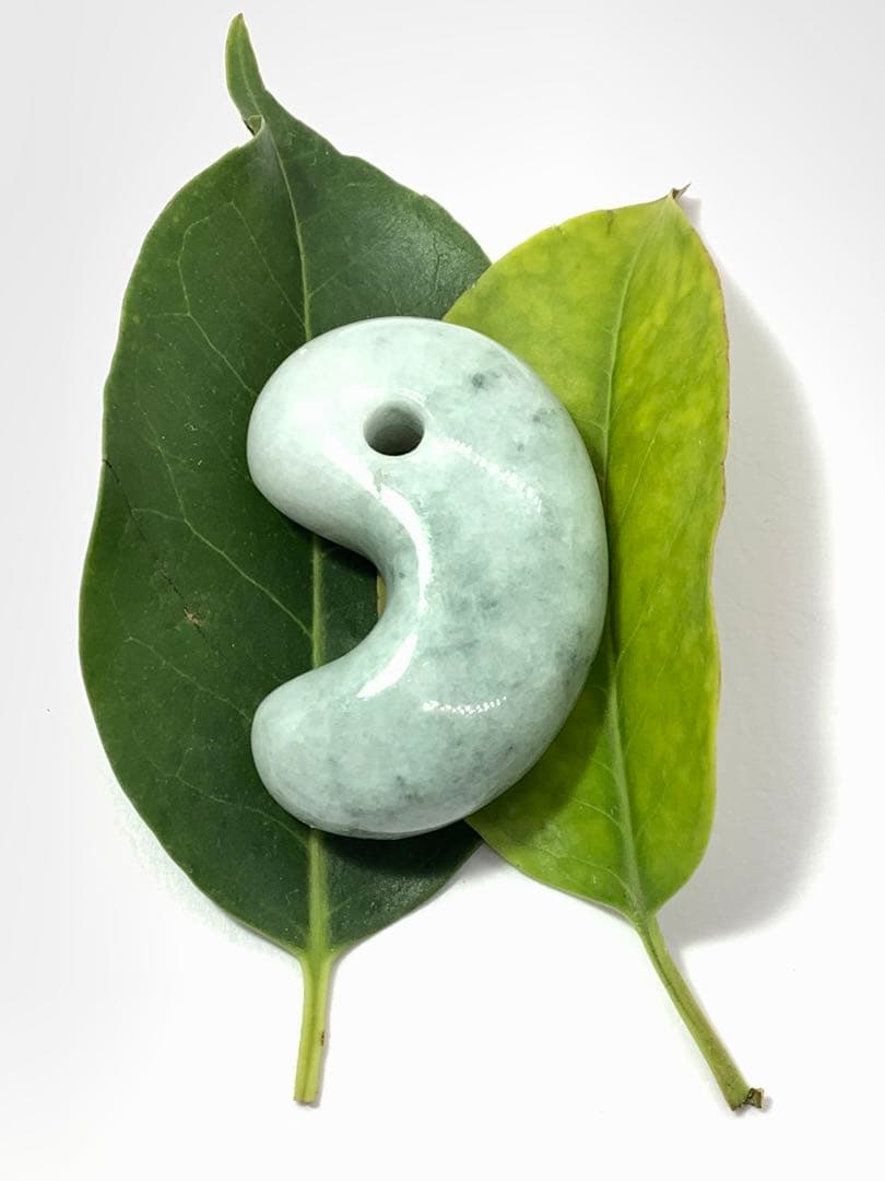 ⭕️高価な氷種　糸魚川翡翠勾玉*ジェダイト　10万円以下ではありません‼️ 鑑定済み