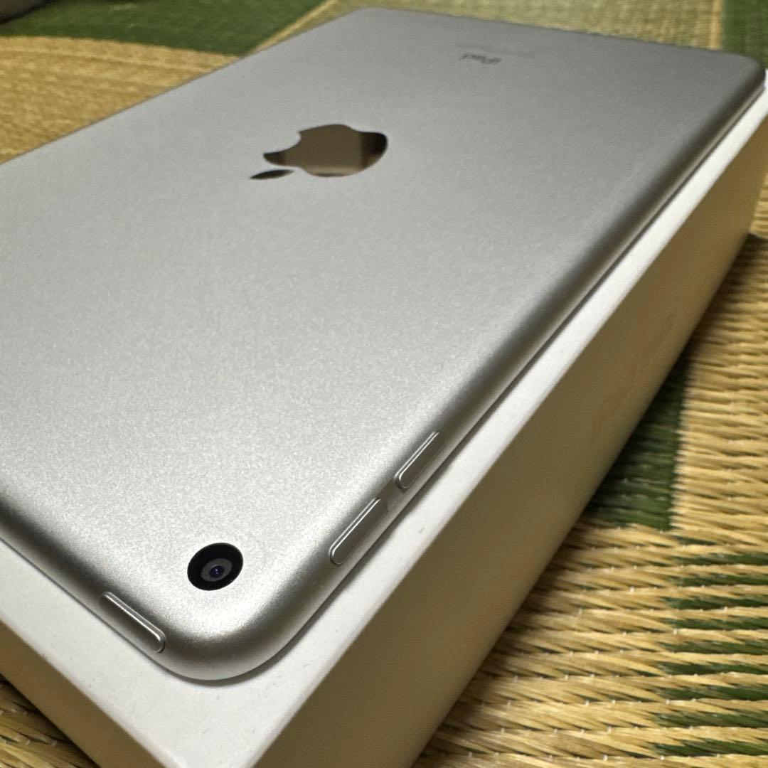 ほぼ未使用Apple iPad mini 64GB シルバー 第5世代