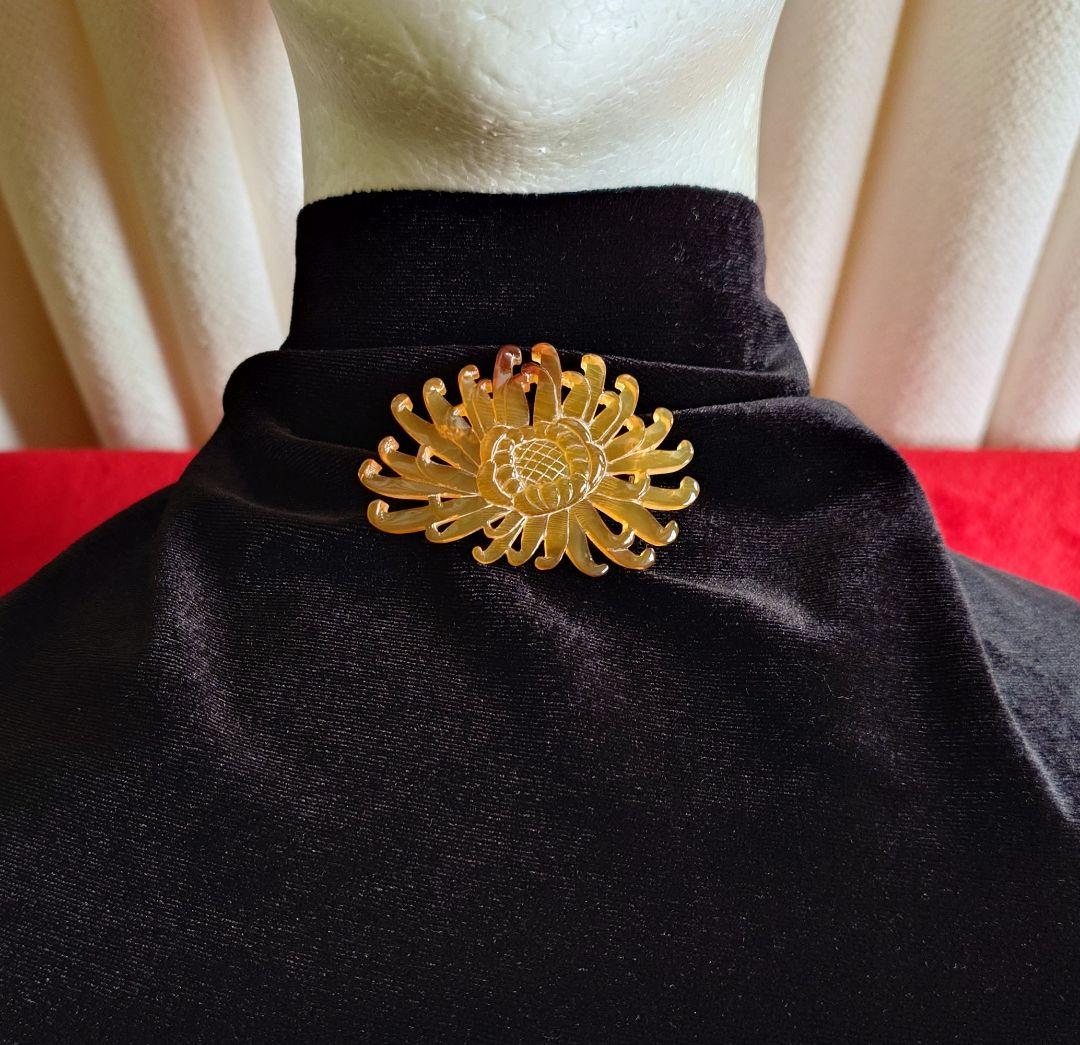 ヴィンテージ ブローチ 本鼈甲 彫刻 菊の花 モチーフ D32