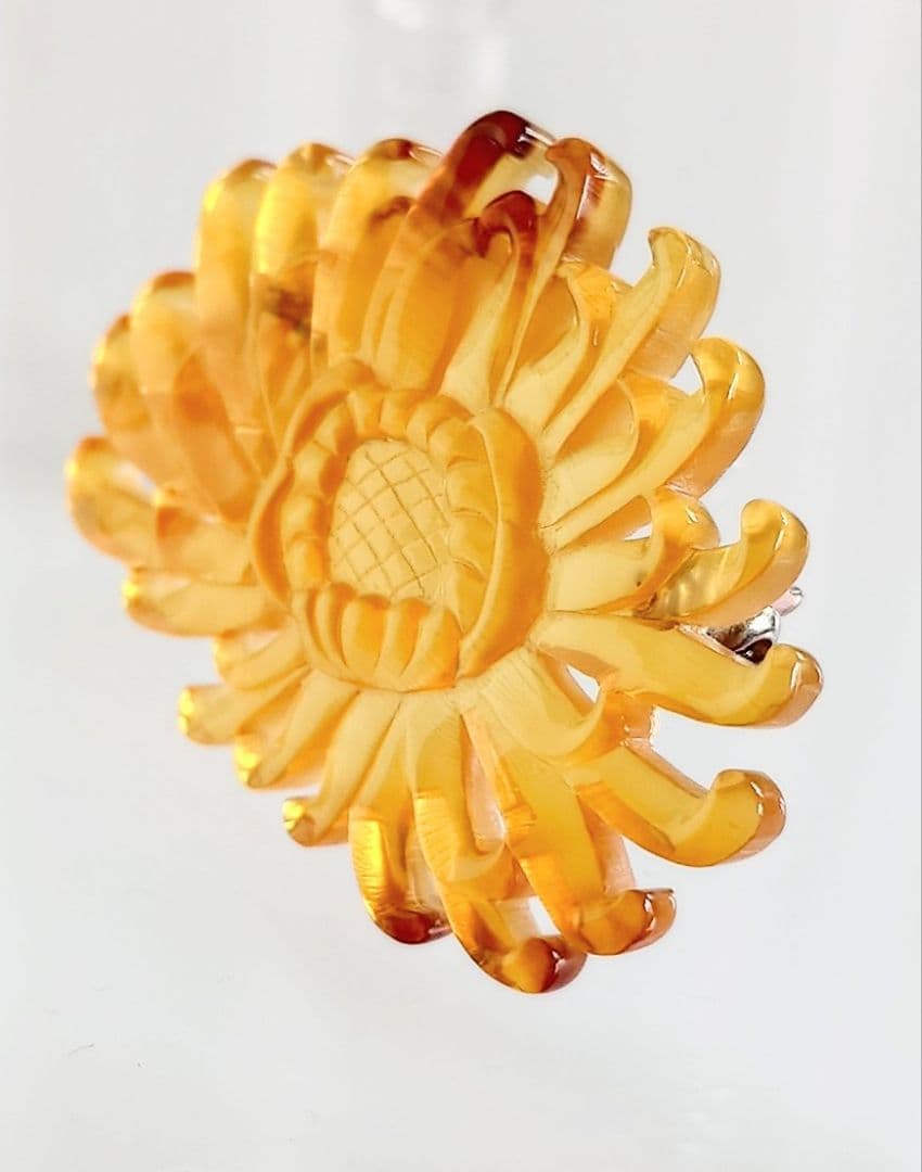 ヴィンテージ ブローチ 本鼈甲 彫刻 菊の花 モチーフ D32