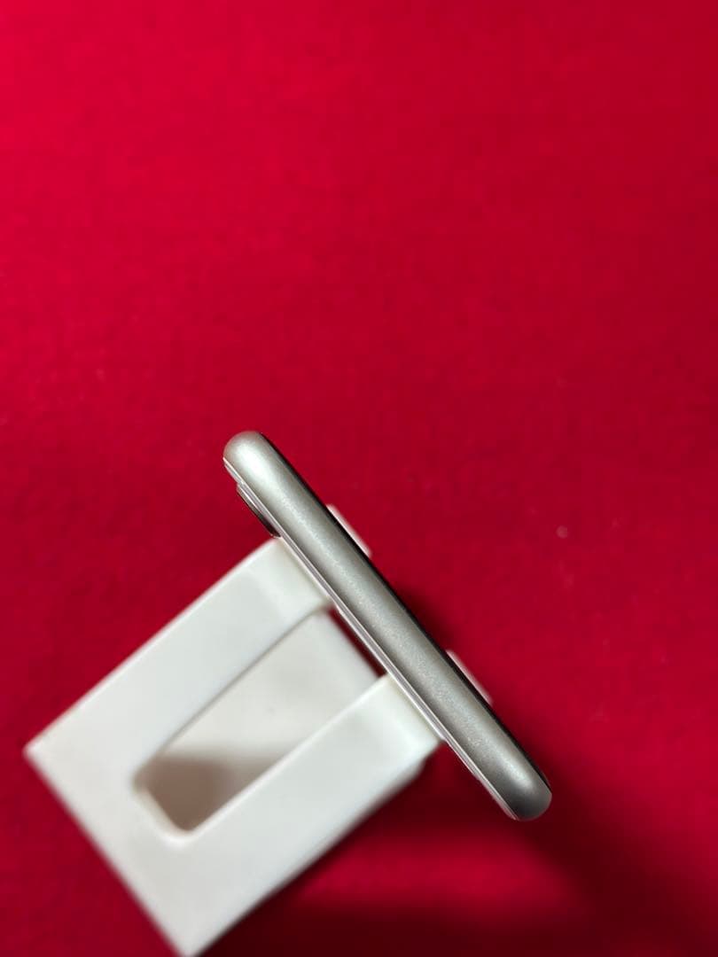 【8917】iPhone SE3第3世代スターライト 64GB simフリー