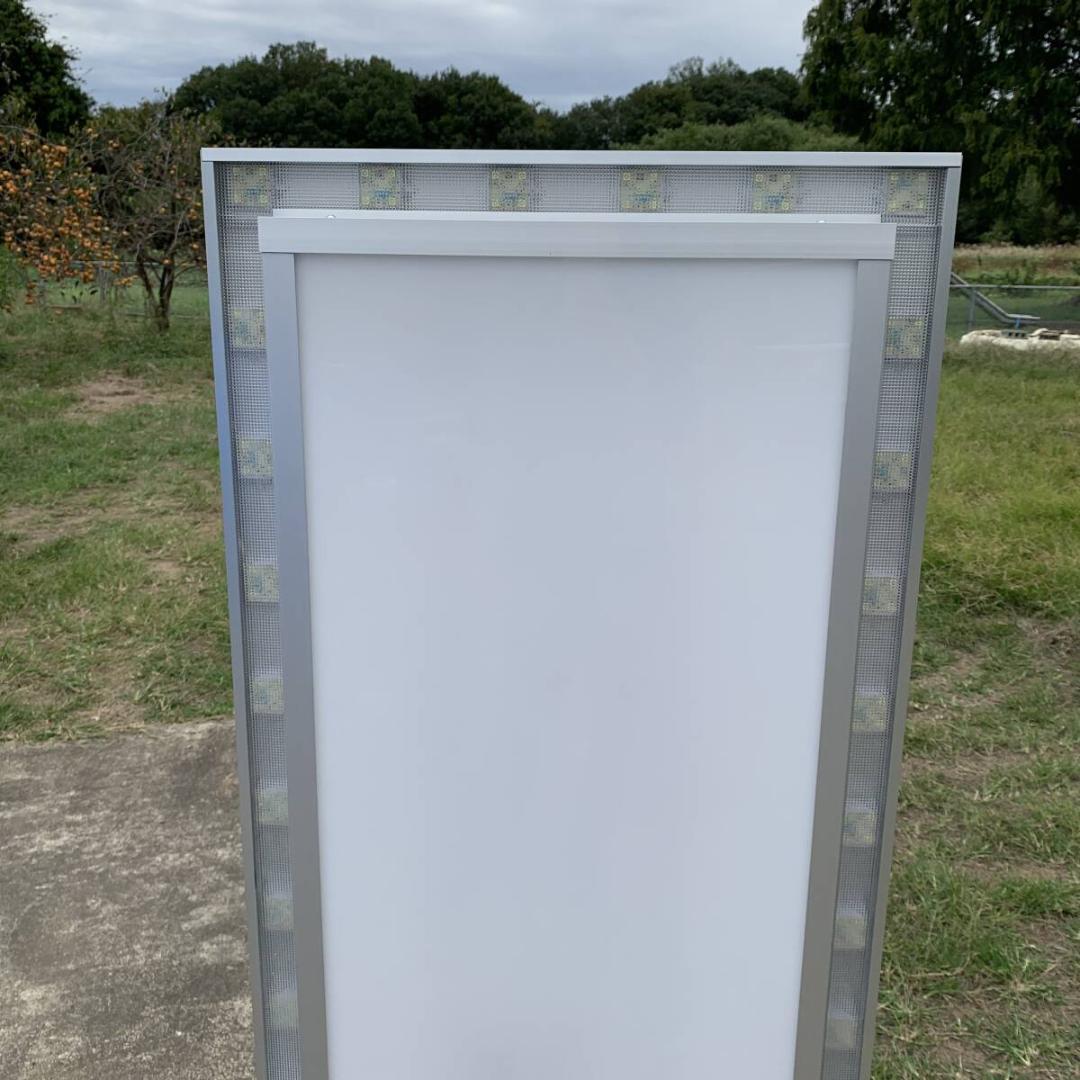 電飾看板　広告看板　キャスター付き　高さ166cm　幅73cm　奥行55cm