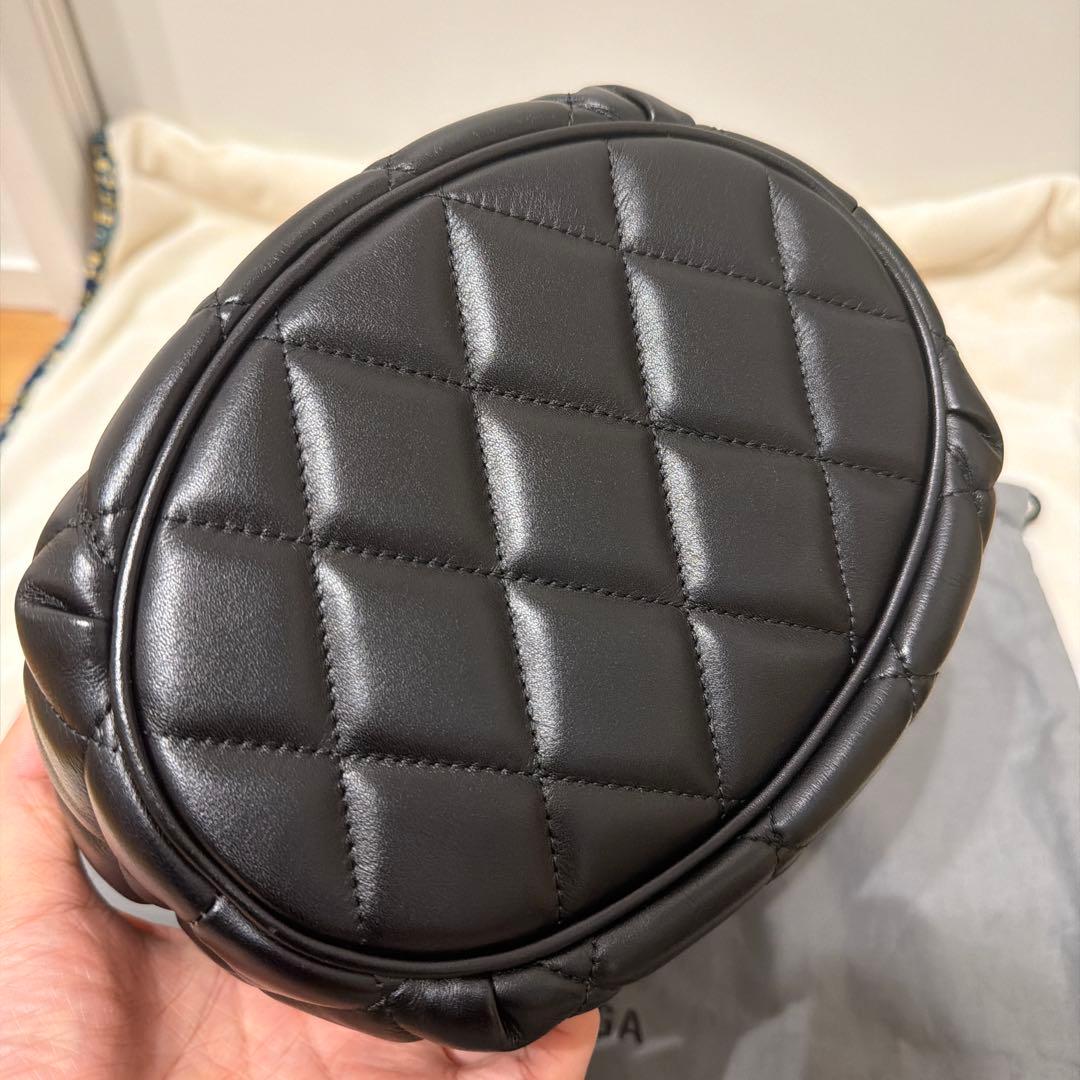 こ*く様 【美品】バレンシアガ Bバケット キルティング 2way レザーハンド
