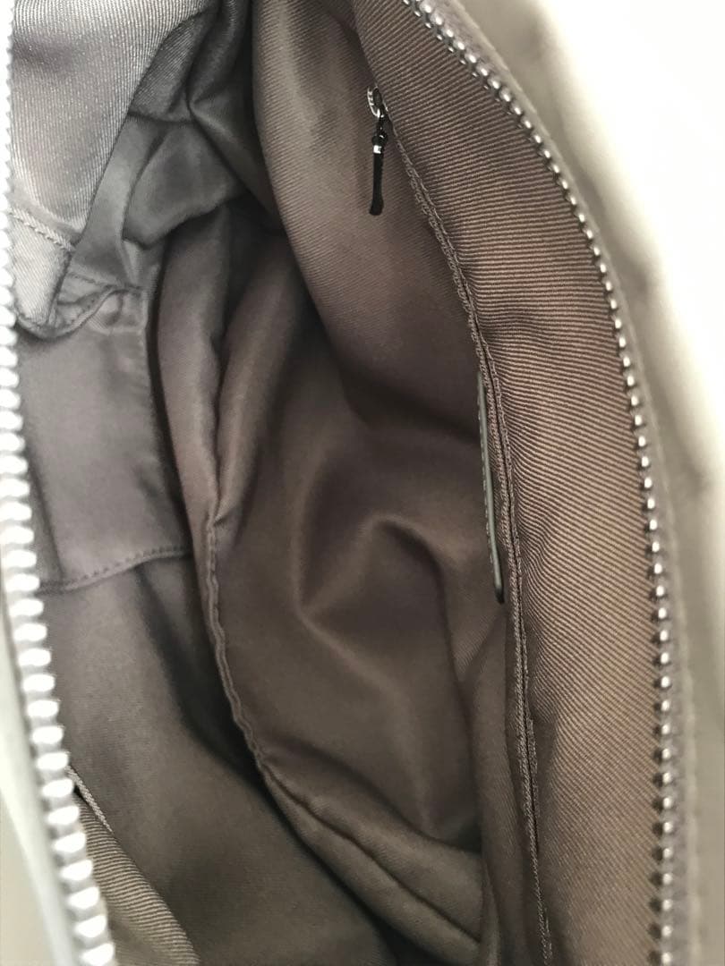 BEARDSLEYレザーボディバッグ