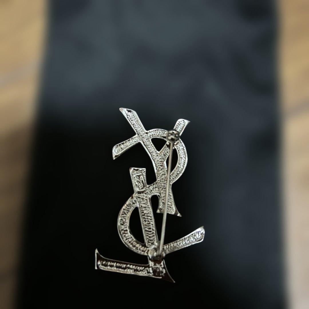 YSL ロゴ ブローチ シルバー クリスタル