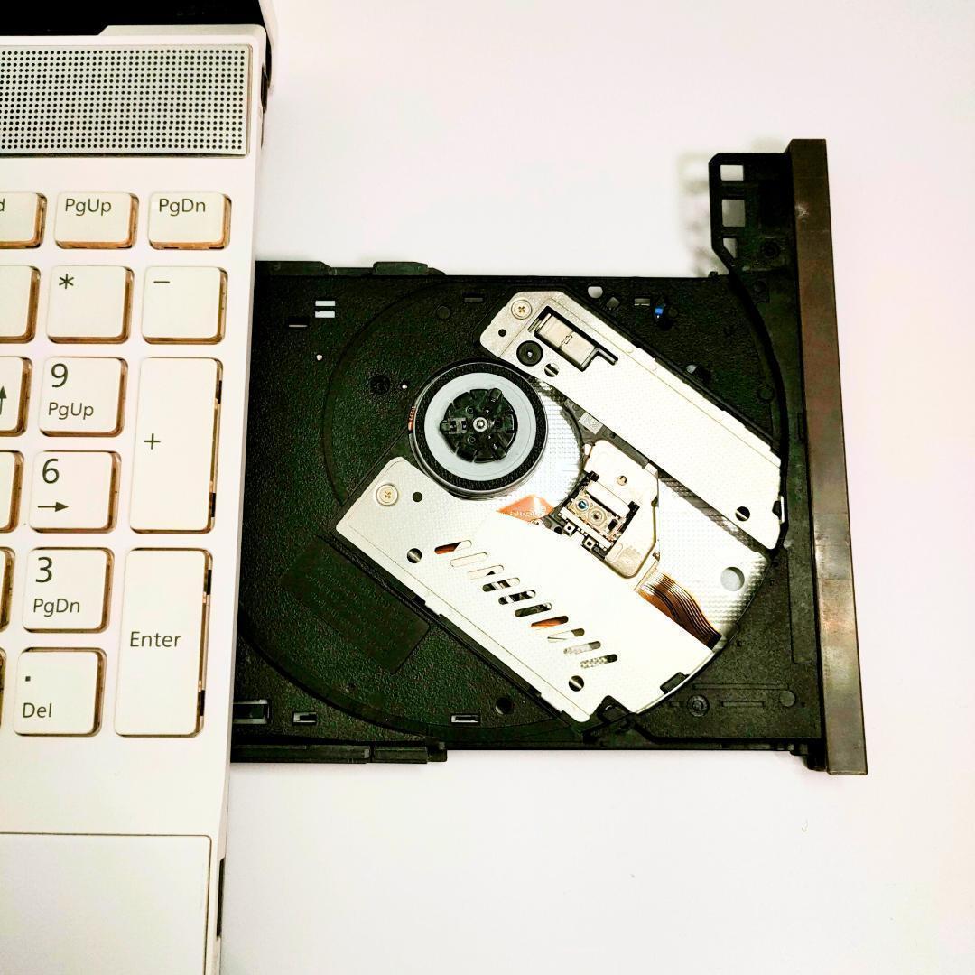 第8世代i7✨️Windows11/富士通/SSD/カメラ付き白ノートパソコン