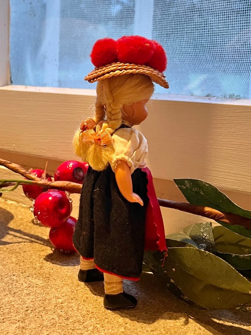 ◆フランス蚤の市｜ミニドールAヨーロッパ民族衣装、ドイツ金髪ブルーアイ少女