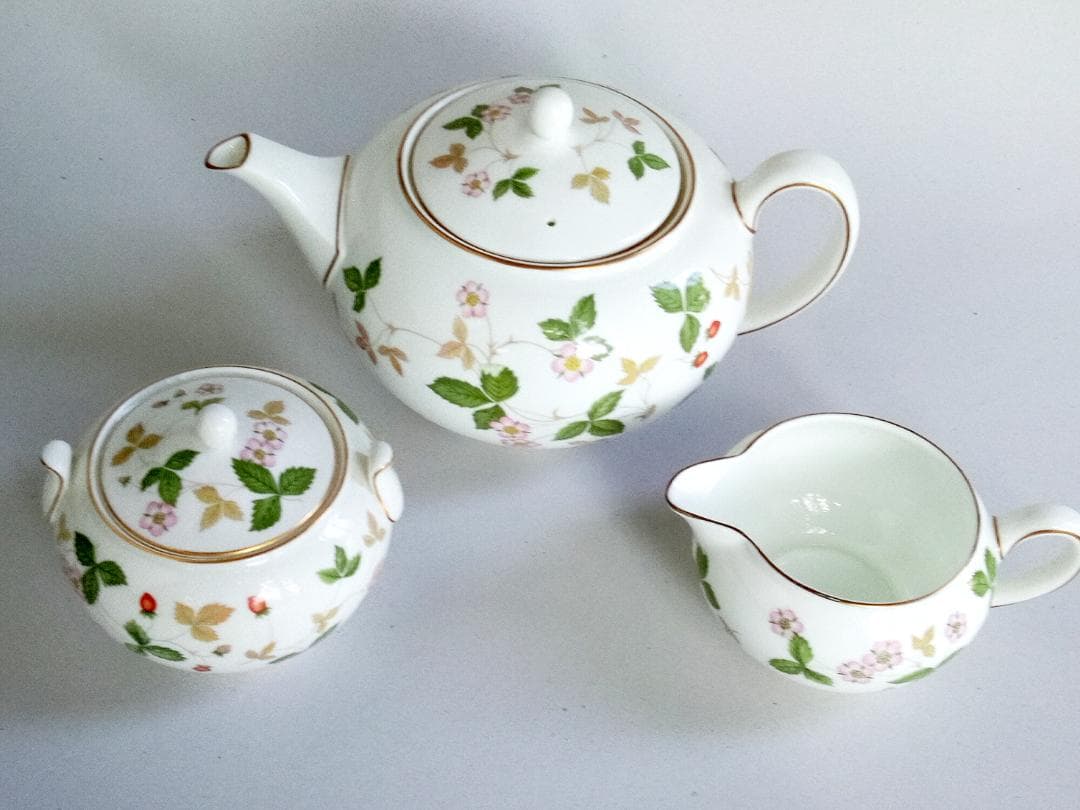 ウエッジウッド　ワイルドストロベリー　皿、紅茶・コーヒー揃い、ポットなど 37点