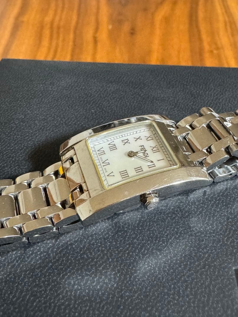 FENDI スクウェアフェイス 7000L 文字盤ホワイト レディース