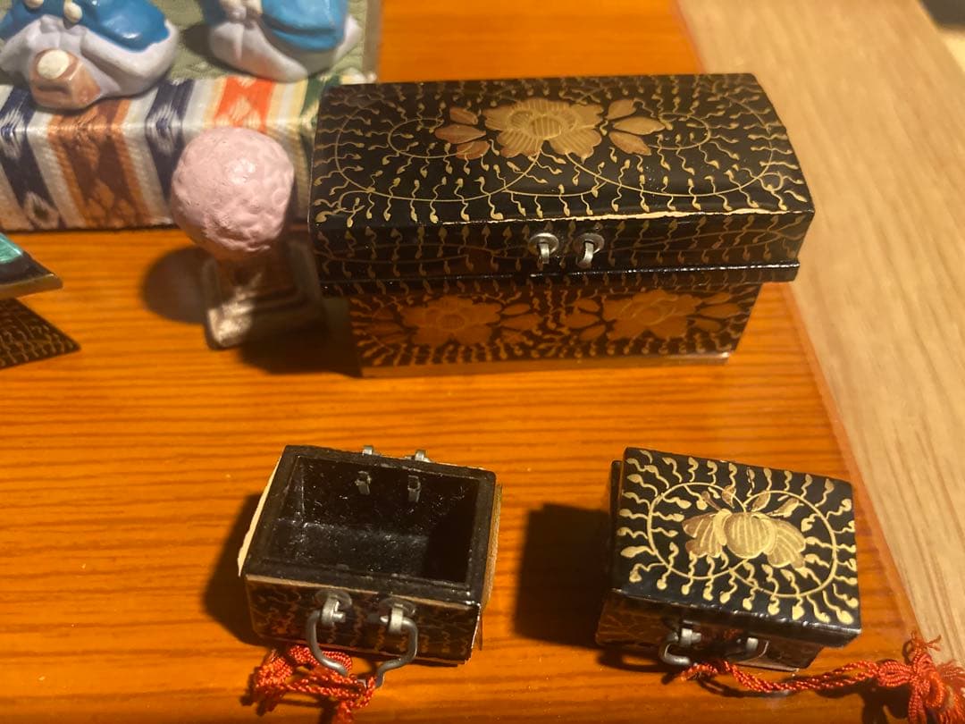 小さい小さい雛人形と雛道具