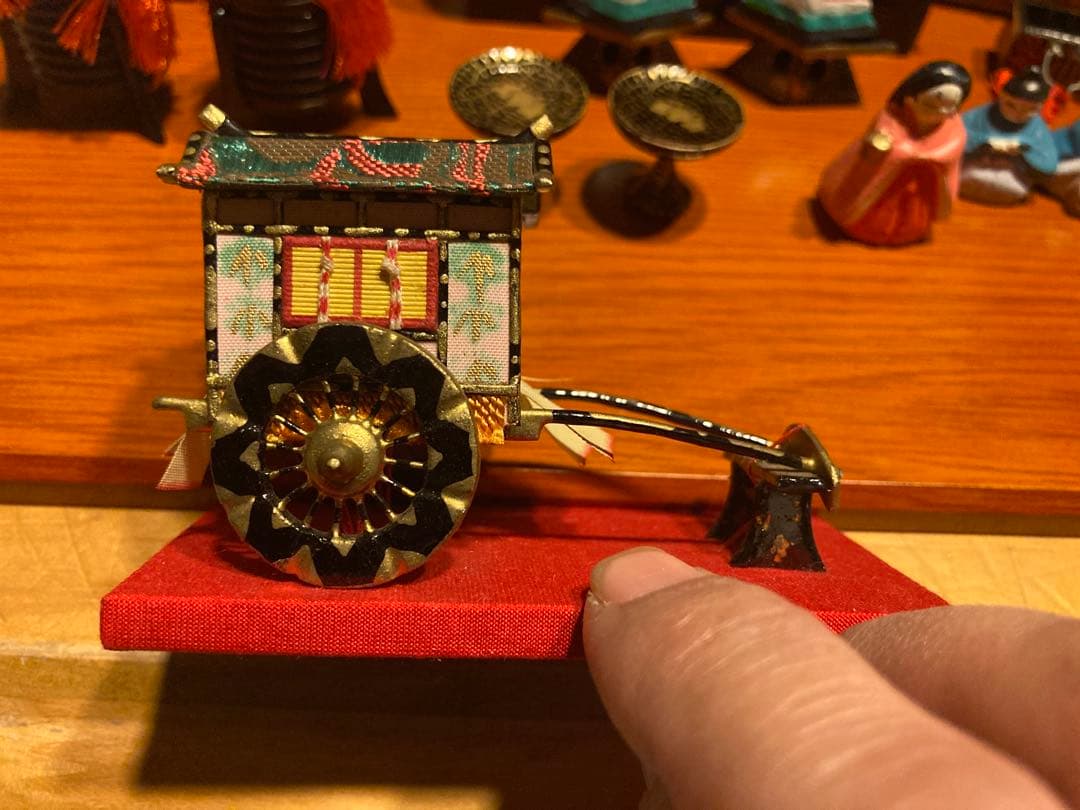 小さい小さい雛人形と雛道具