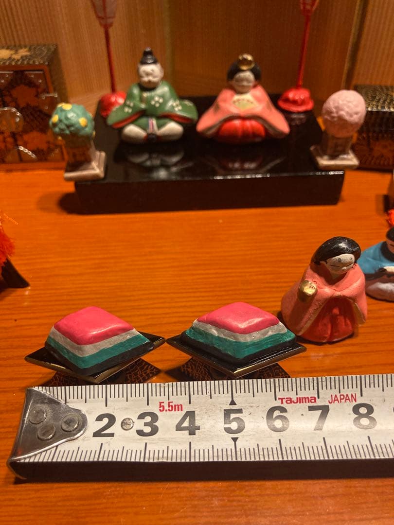 小さい小さい雛人形と雛道具