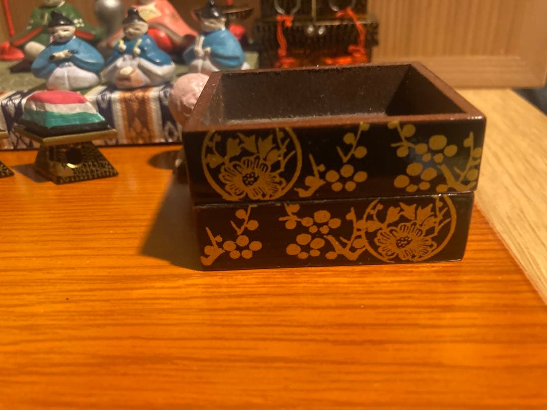 小さい小さい雛人形と雛道具