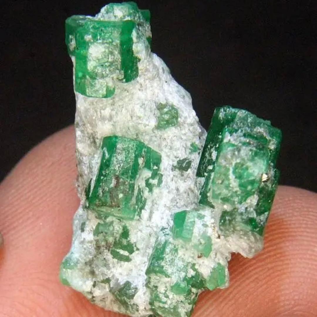 エメラルドの天然クラスター