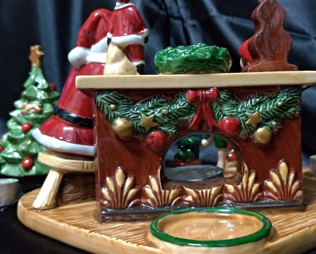 ビレロイボッホ　サンタとエルフと暖炉の置物