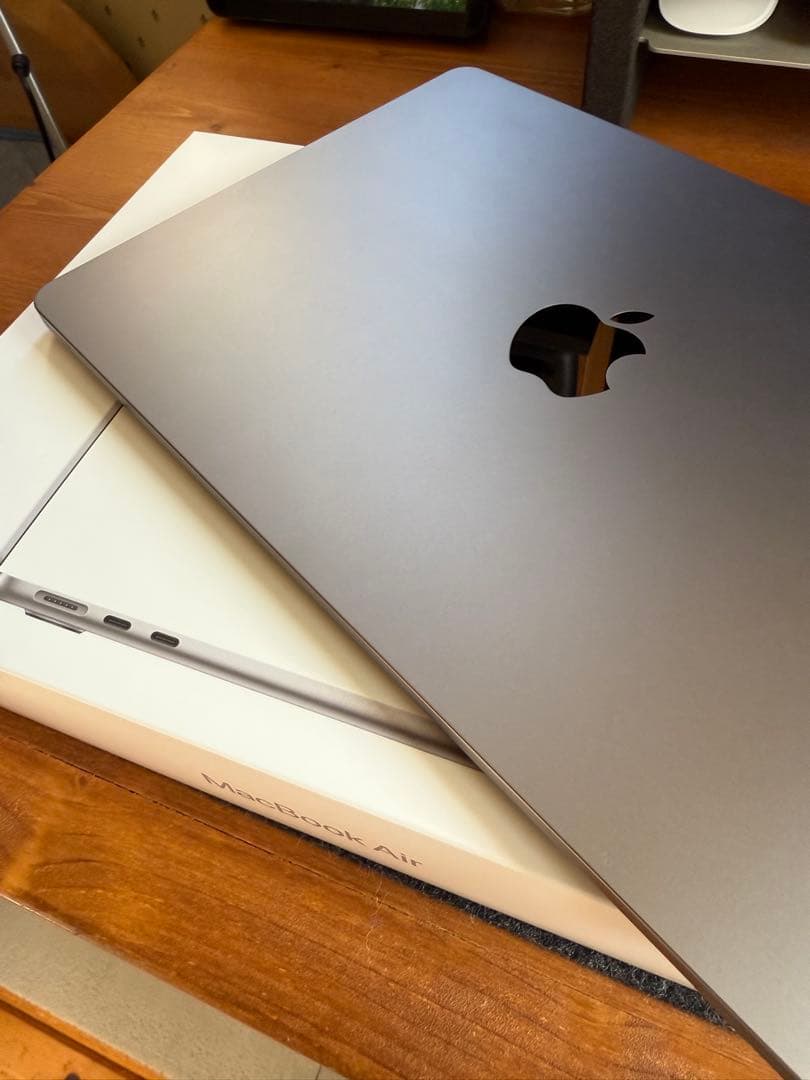 美品 MacBook Air 13.6インチ M2チップ搭載 スペースグレー