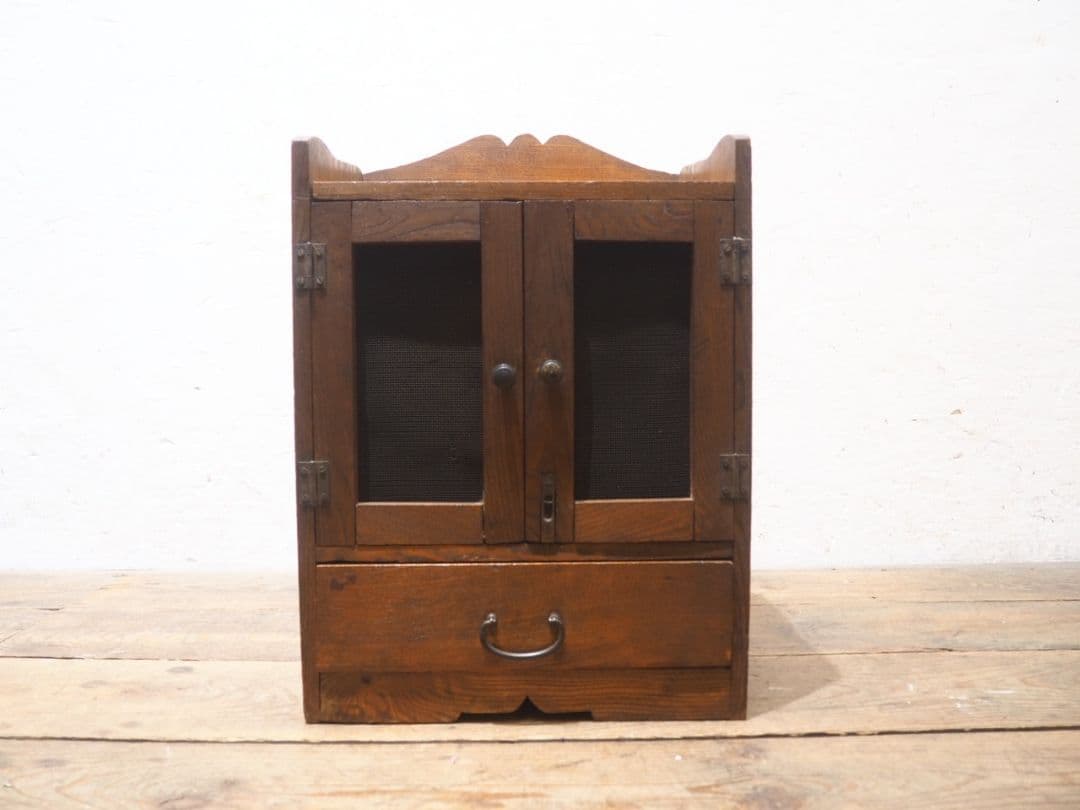 1253　アンティーク　小型の飾り棚　収納棚　キャビネット　古家具　レトロ