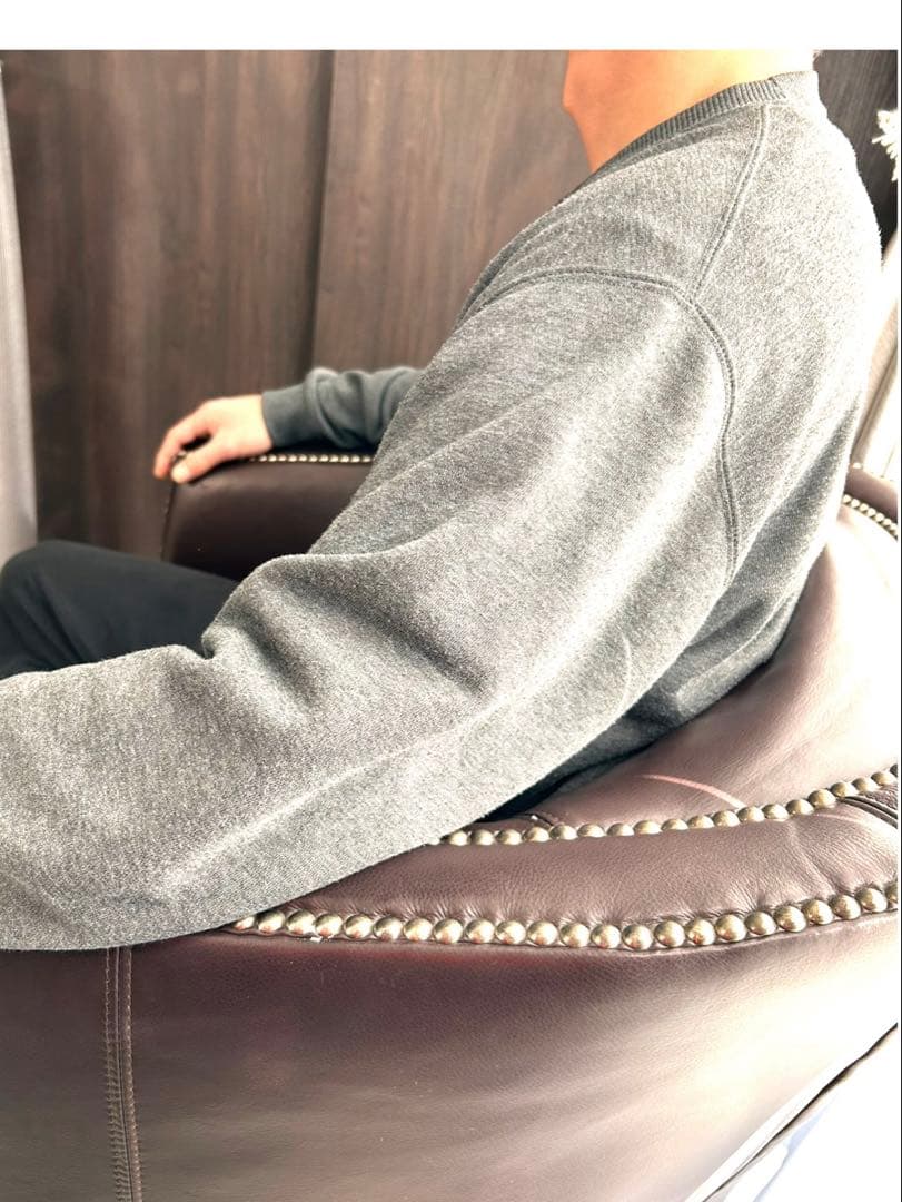 売り切りセール！二脚セットスタイリッシュな鋲打ち本革回転チェア　一脚の定価40万