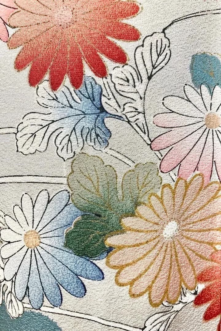 春のお出かけ 正絹縮緬着物 昭和の頃のお品物 アートシーンへのお出かけ